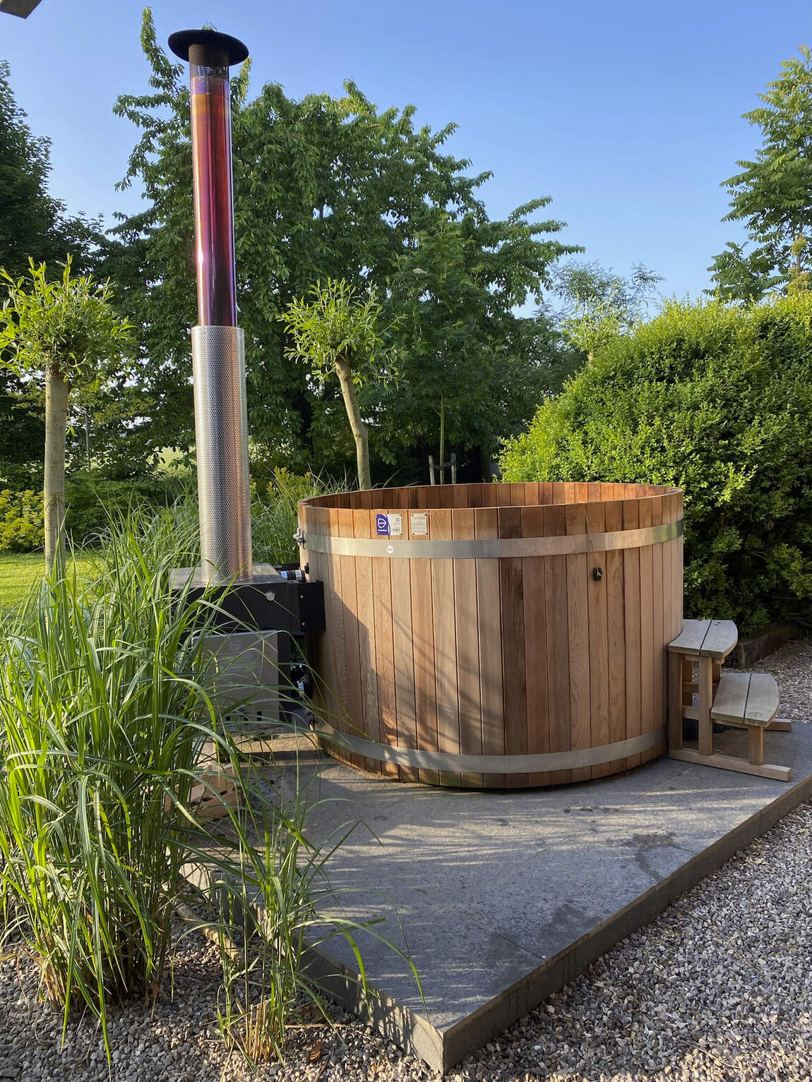 Bain nordique traditionnel chauffé au feu de bois dans le jardin