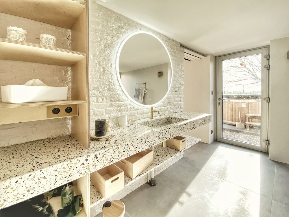 La salle de bain et sa douche à l'italienne
